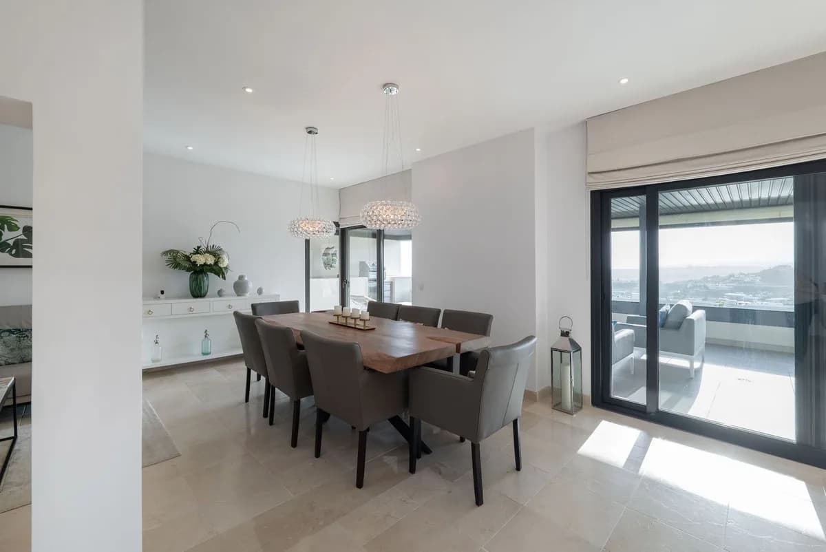 4 Bedroom Middle Floor Apartment for Sale in Los Flamingos, Málaga - Image 6