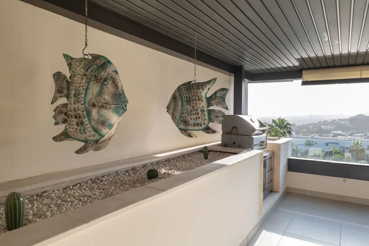 4 Bedroom Middle Floor Apartment for Sale in Los Flamingos, Málaga - Image 7