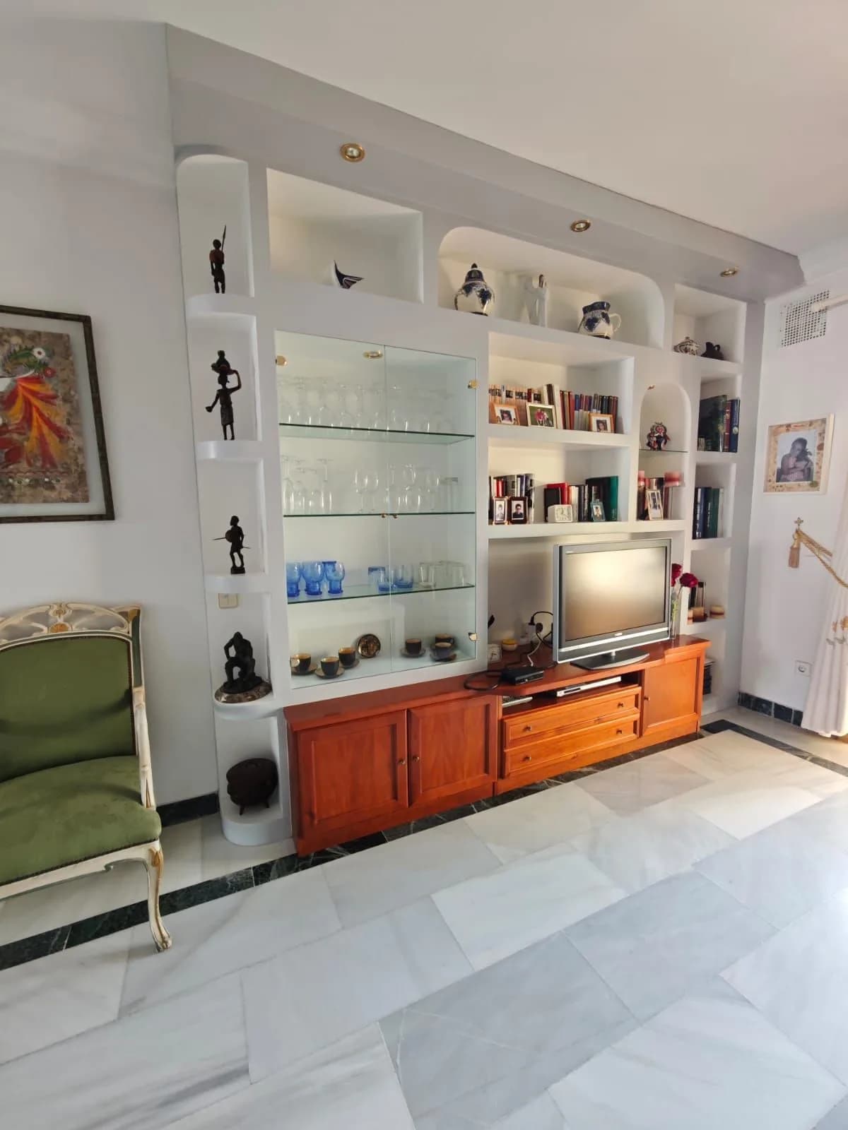 2 Bedroom Middle Floor Apartment for Sale in Marbella, Málaga - Image 8