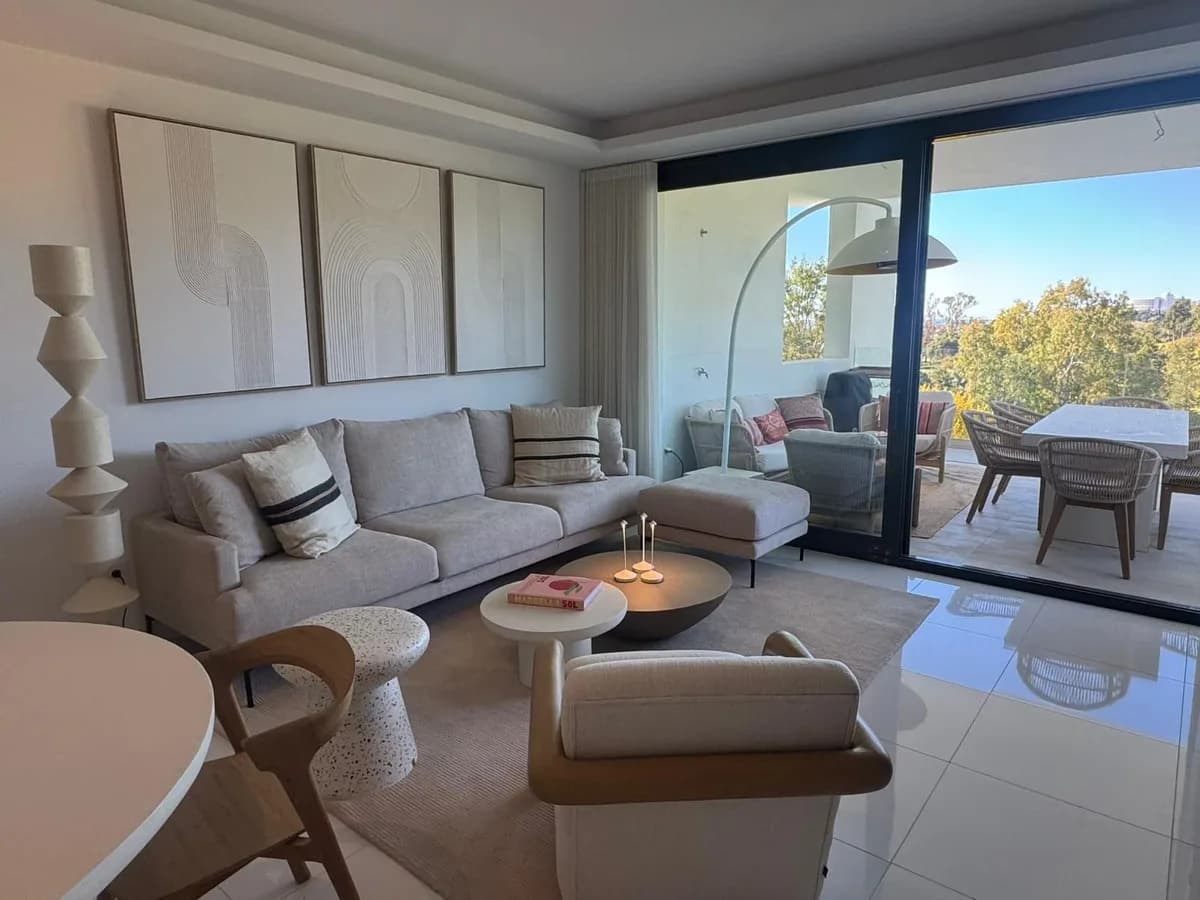 2 Bedroom Middle Floor Apartment for Sale in Benahavís, Málaga