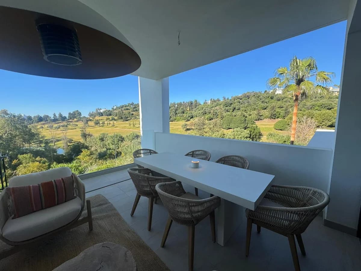 2 Bedroom Middle Floor Apartment for Sale in Benahavís, Málaga - Image 2