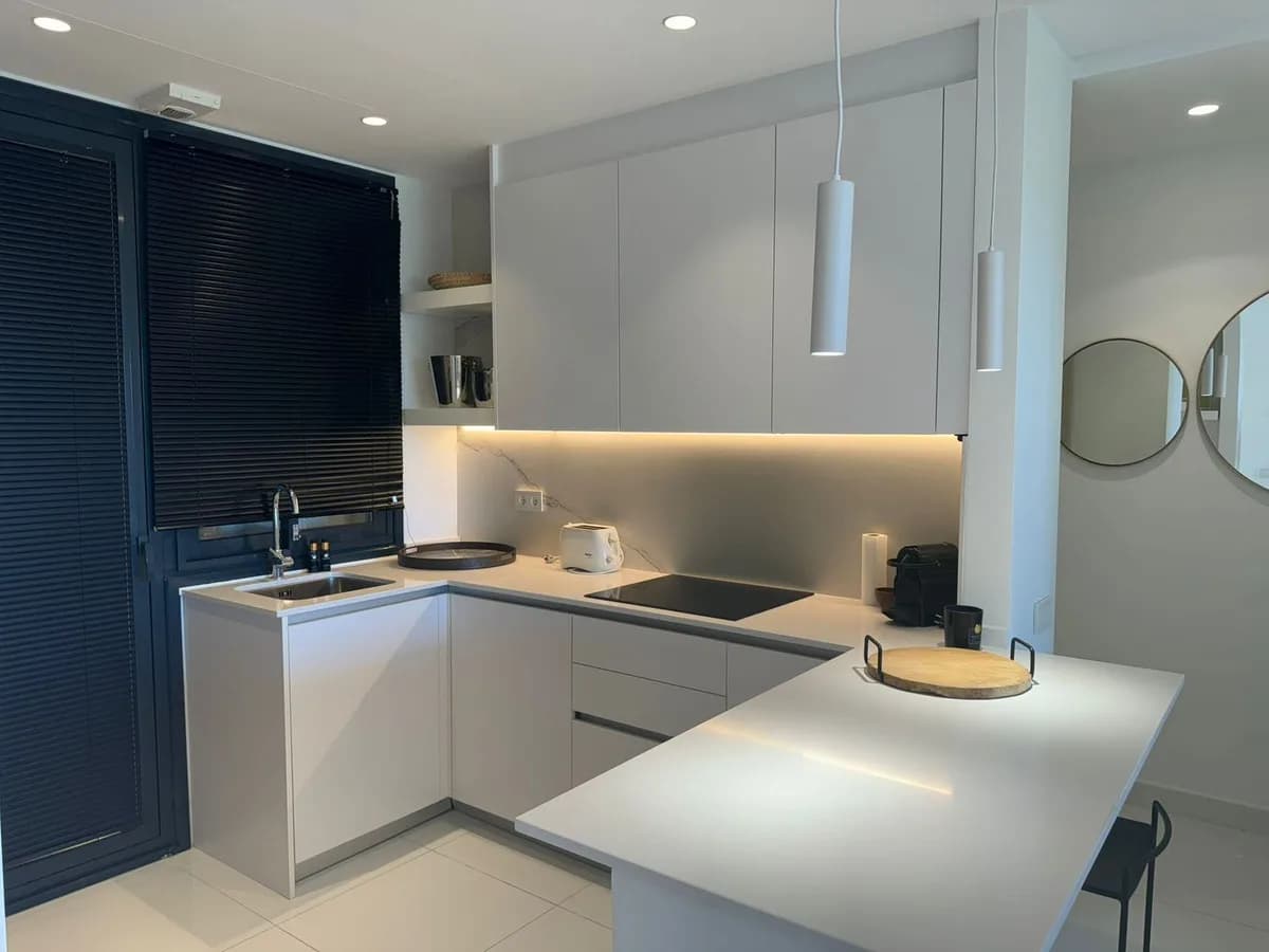 2 Bedroom Middle Floor Apartment for Sale in Benahavís, Málaga - Image 4