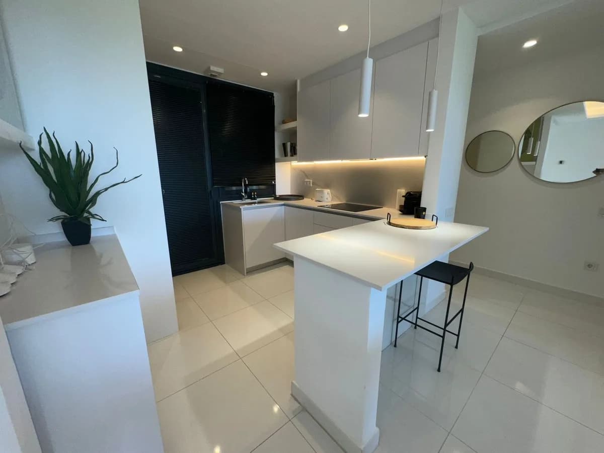 2 Bedroom Middle Floor Apartment for Sale in Benahavís, Málaga - Image 6