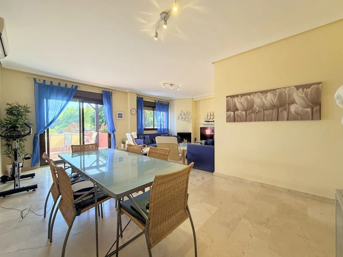 2 Bedroom Middle Floor Apartment for Sale in Casares Playa, Málaga - Image 4