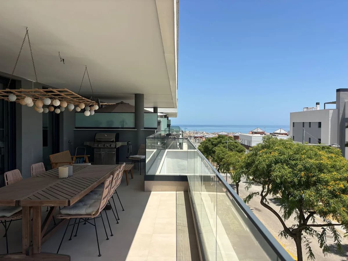 4 Bedroom Middle Floor Apartment for Sale in Estepona, Málaga - Image 2
