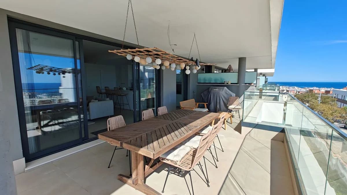 4 Bedroom Middle Floor Apartment for Sale in Estepona, Málaga - Image 4