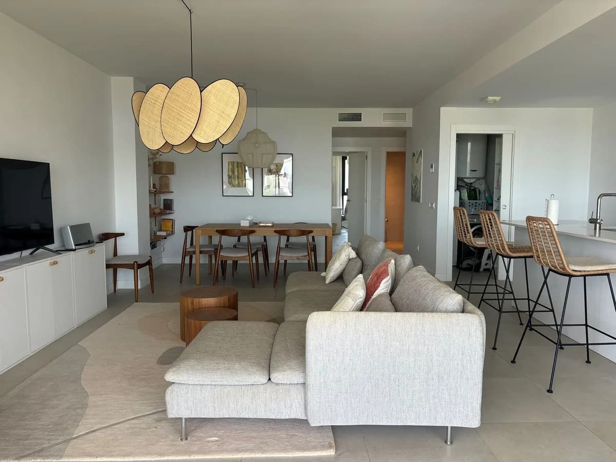 4 Bedroom Middle Floor Apartment for Sale in Estepona, Málaga - Image 9