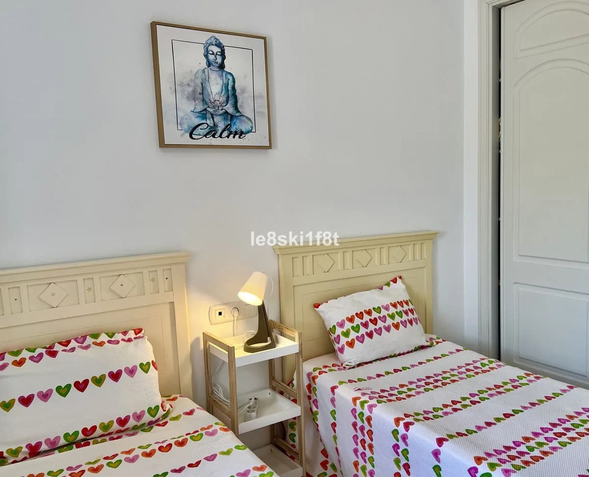 2 Bedroom Middle Floor Apartment for Sale in Calahonda, Málaga - Image 8