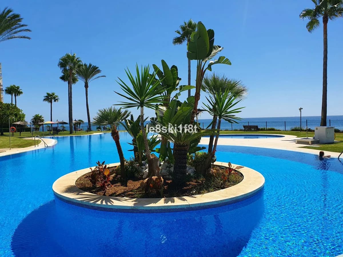 2 Bedroom Middle Floor Apartment for Sale in Calahonda, Málaga
