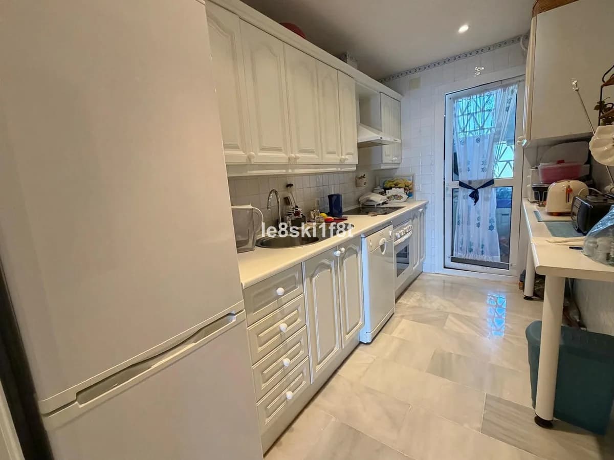 2 Bedroom Middle Floor Apartment for Sale in Calahonda, Málaga - Image 8