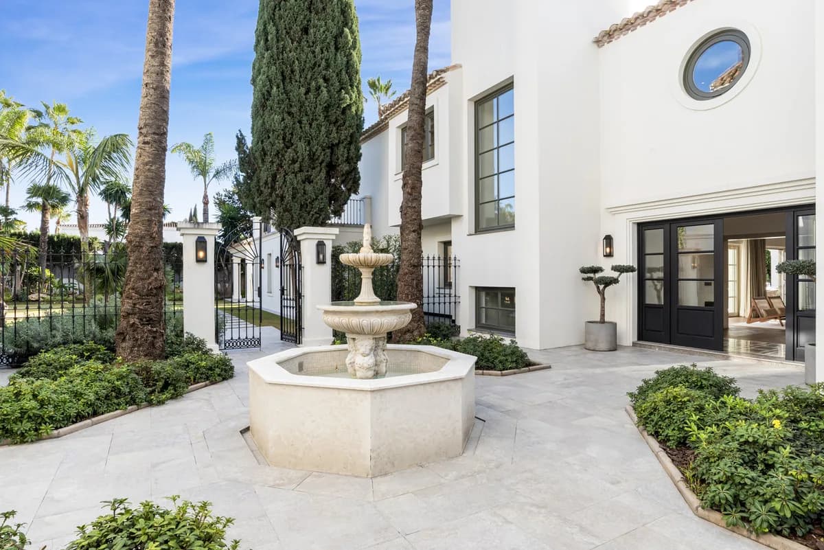 6 Bedroom Detached Villa for Sale in Nueva Andalucía, Málaga - Image 2