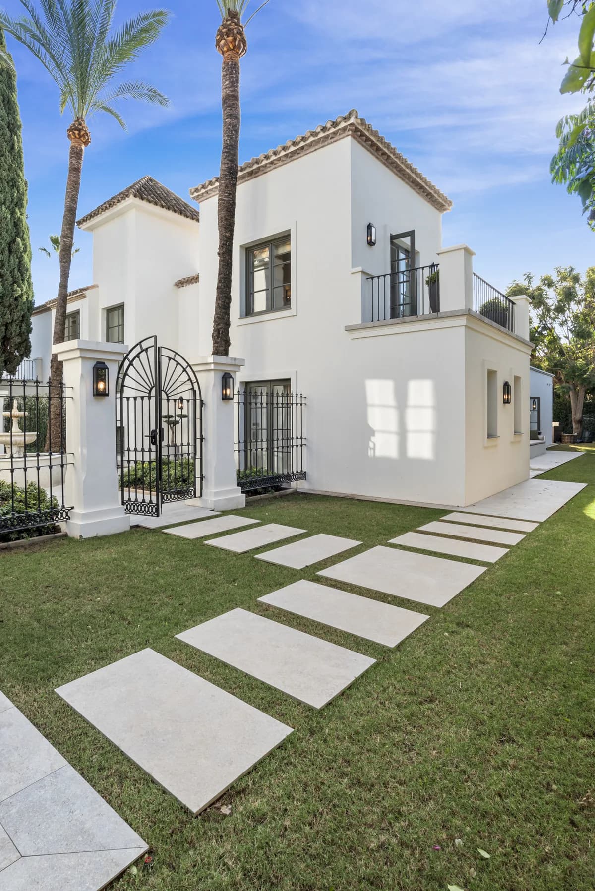 6 Bedroom Detached Villa for Sale in Nueva Andalucía, Málaga - Image 3