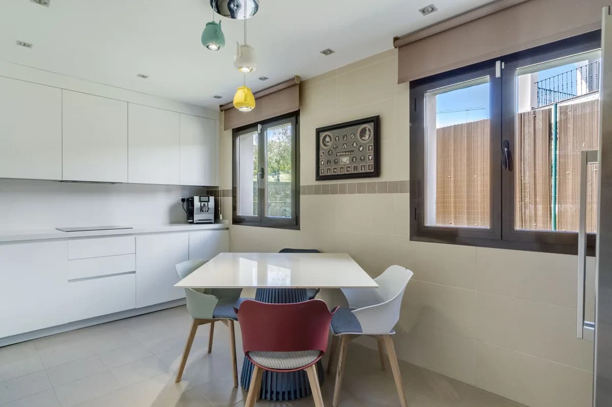 4 Bedroom Semi-Detached House for Sale in Estepona, Málaga - Image 7