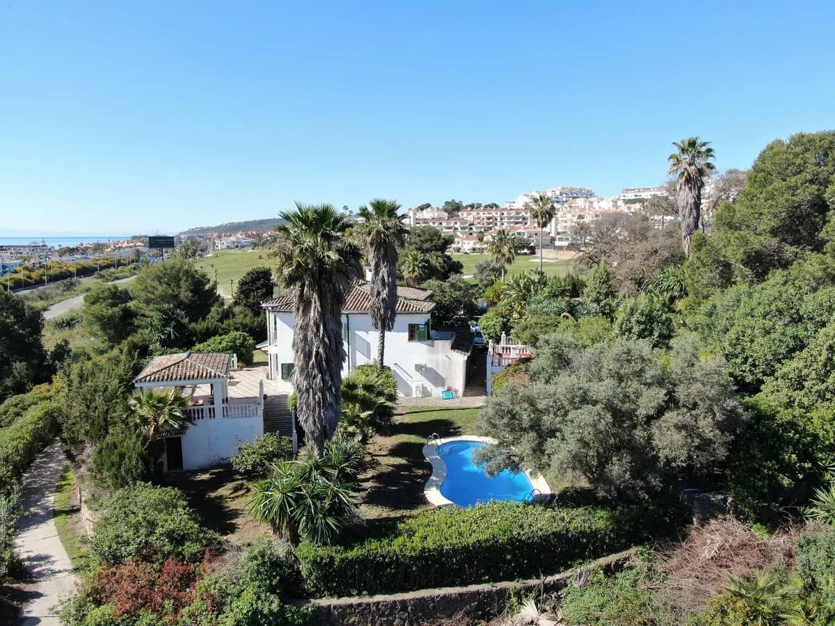 4 Bedroom Detached Villa for Sale in San Luis de Sabinillas, Málaga - Image 2