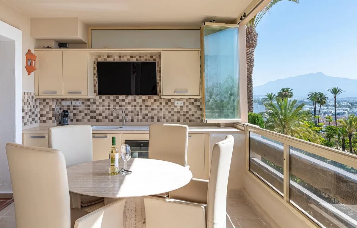 2 Bedroom Middle Floor Apartment for Sale in El Paraiso, Málaga - Image 2