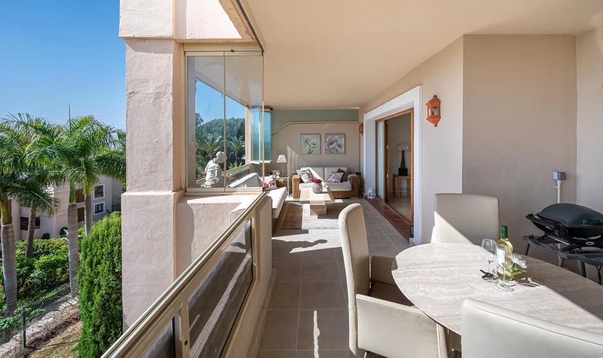 2 Bedroom Middle Floor Apartment for Sale in El Paraiso, Málaga - Image 4