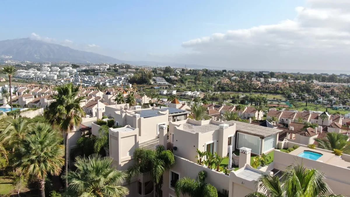 2 Bedroom Middle Floor Apartment for Sale in El Paraiso, Málaga - Image 5