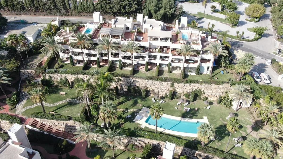 2 Bedroom Middle Floor Apartment for Sale in El Paraiso, Málaga - Image 6