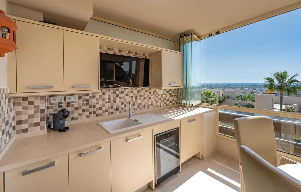 2 Bedroom Middle Floor Apartment for Sale in El Paraiso, Málaga - Image 8
