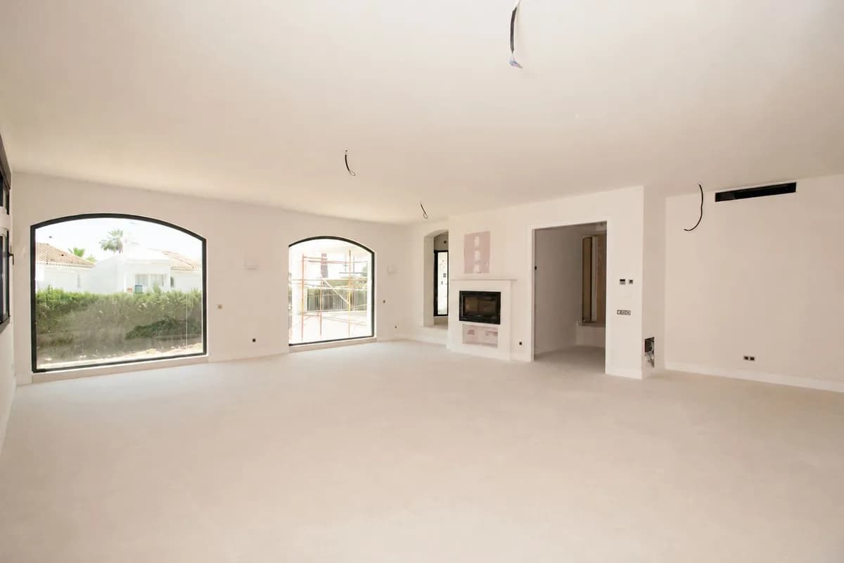 4 Bedroom Detached Villa for Sale in Elviria, Málaga - Image 2