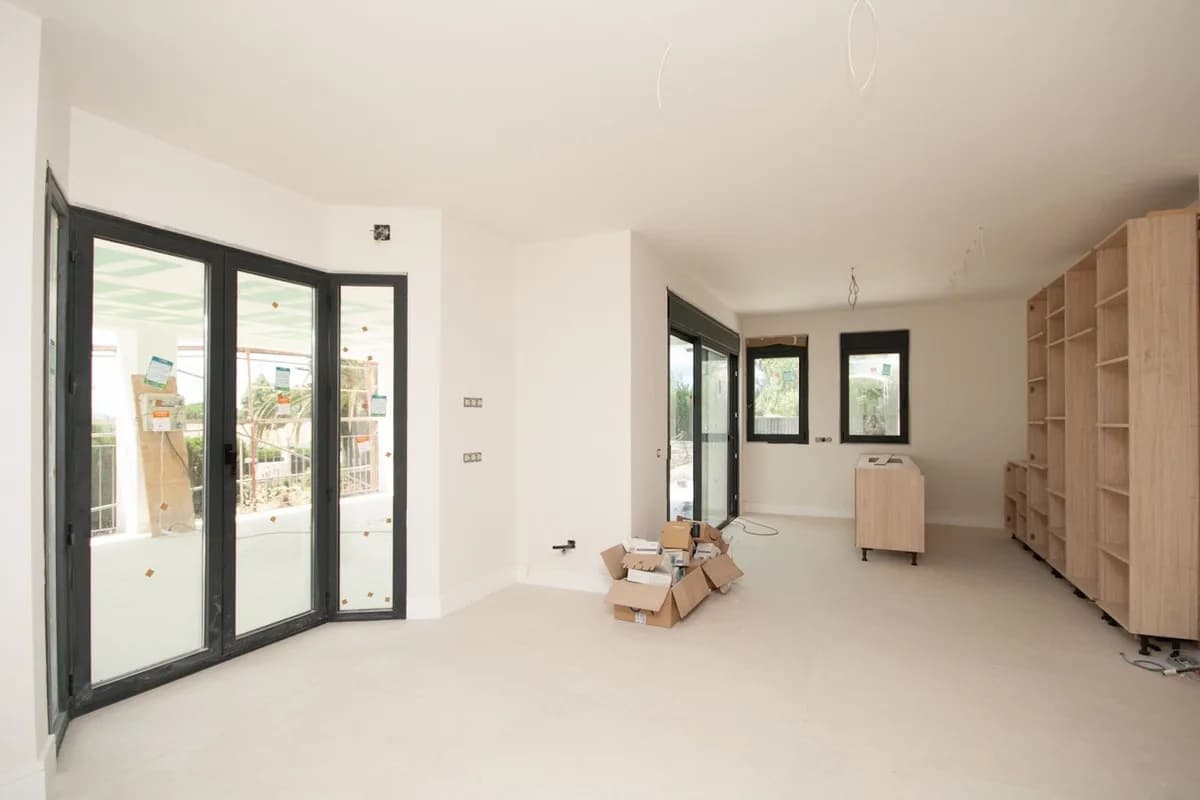 4 Bedroom Detached Villa for Sale in Elviria, Málaga - Image 3