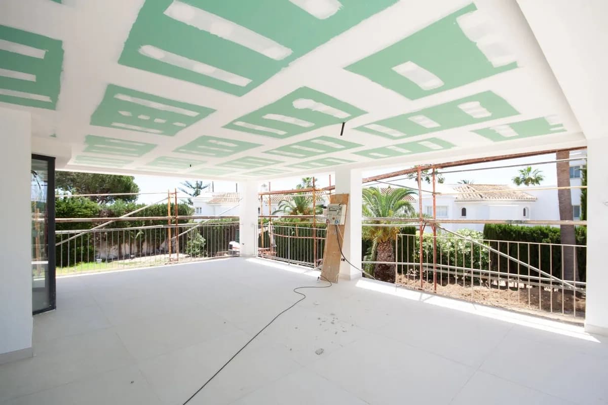 4 Bedroom Detached Villa for Sale in Elviria, Málaga - Image 4