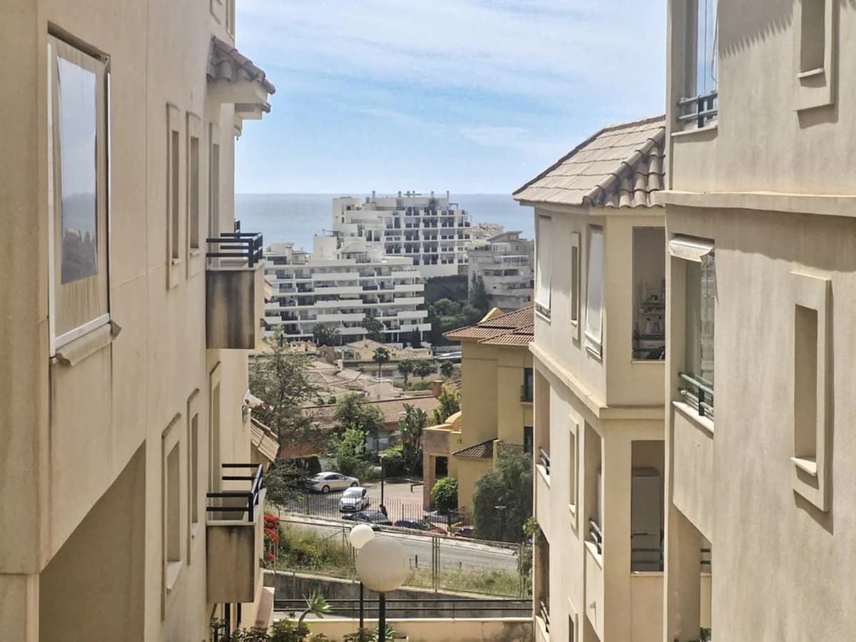 2 Bedroom Middle Floor Apartment for Sale in Benalmadena, Málaga - Image 3