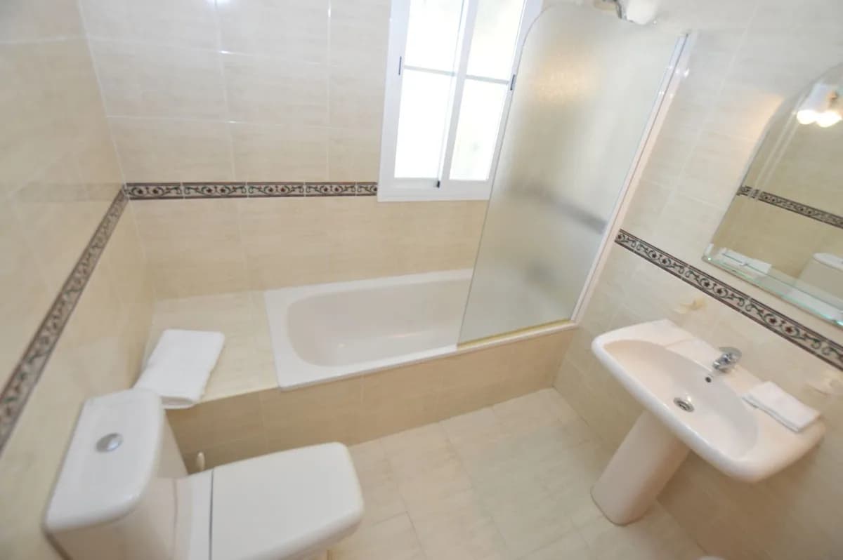 2 Bedroom Middle Floor Apartment for Sale in Benalmadena, Málaga - Image 9