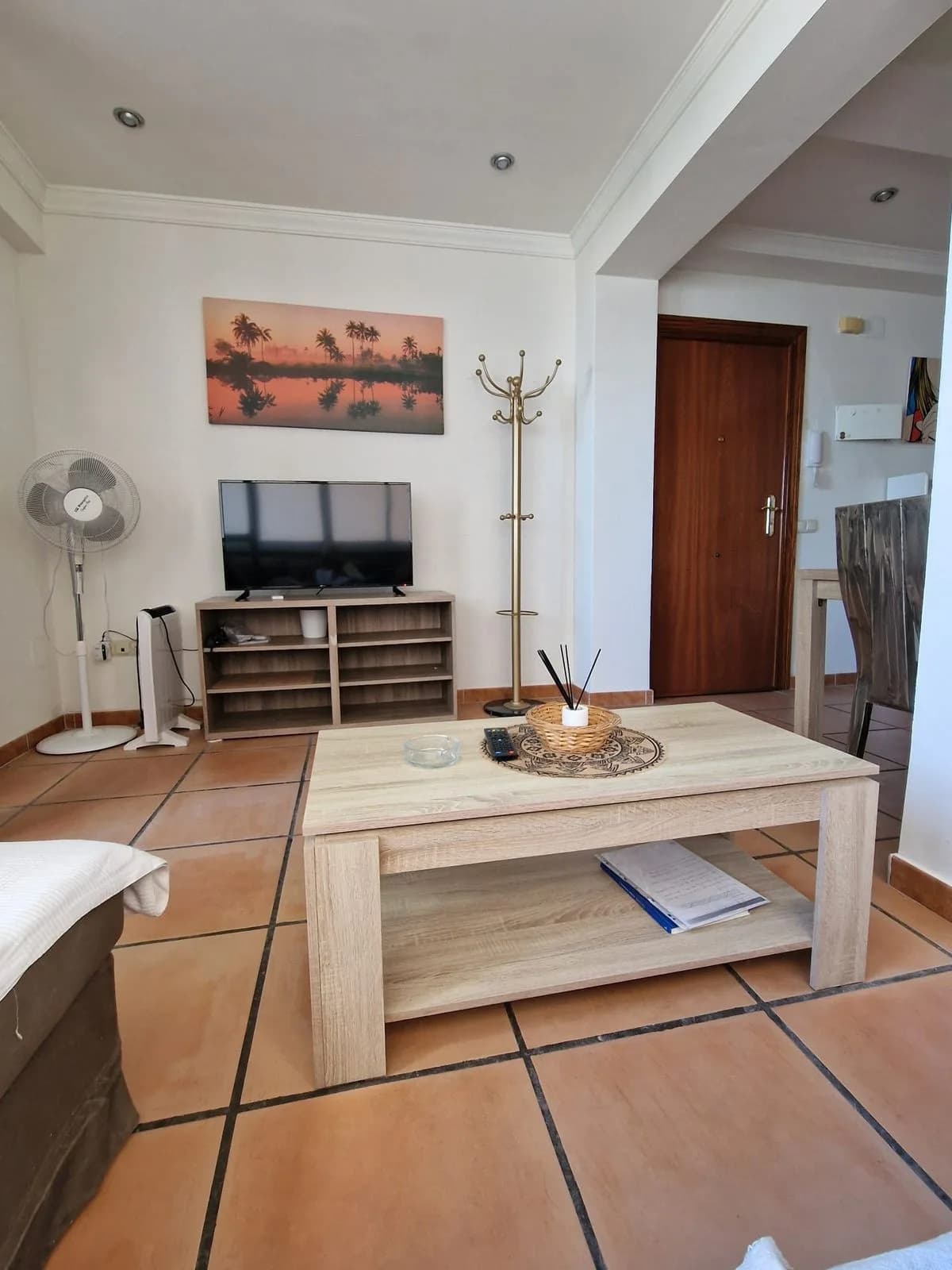 1 Bedroom Middle Floor Apartment for Sale in Estepona, Málaga - Image 2