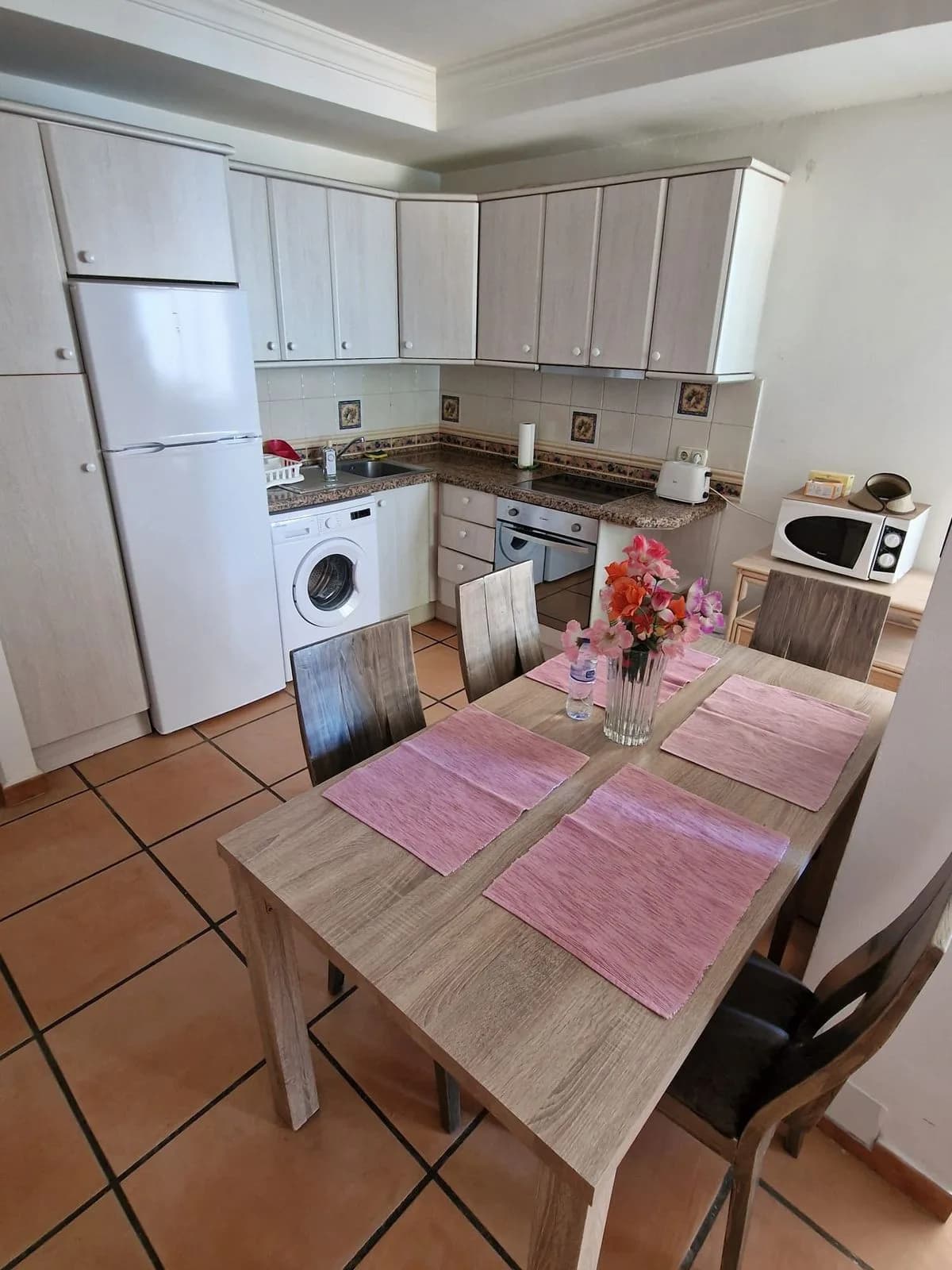1 Bedroom Middle Floor Apartment for Sale in Estepona, Málaga - Image 5