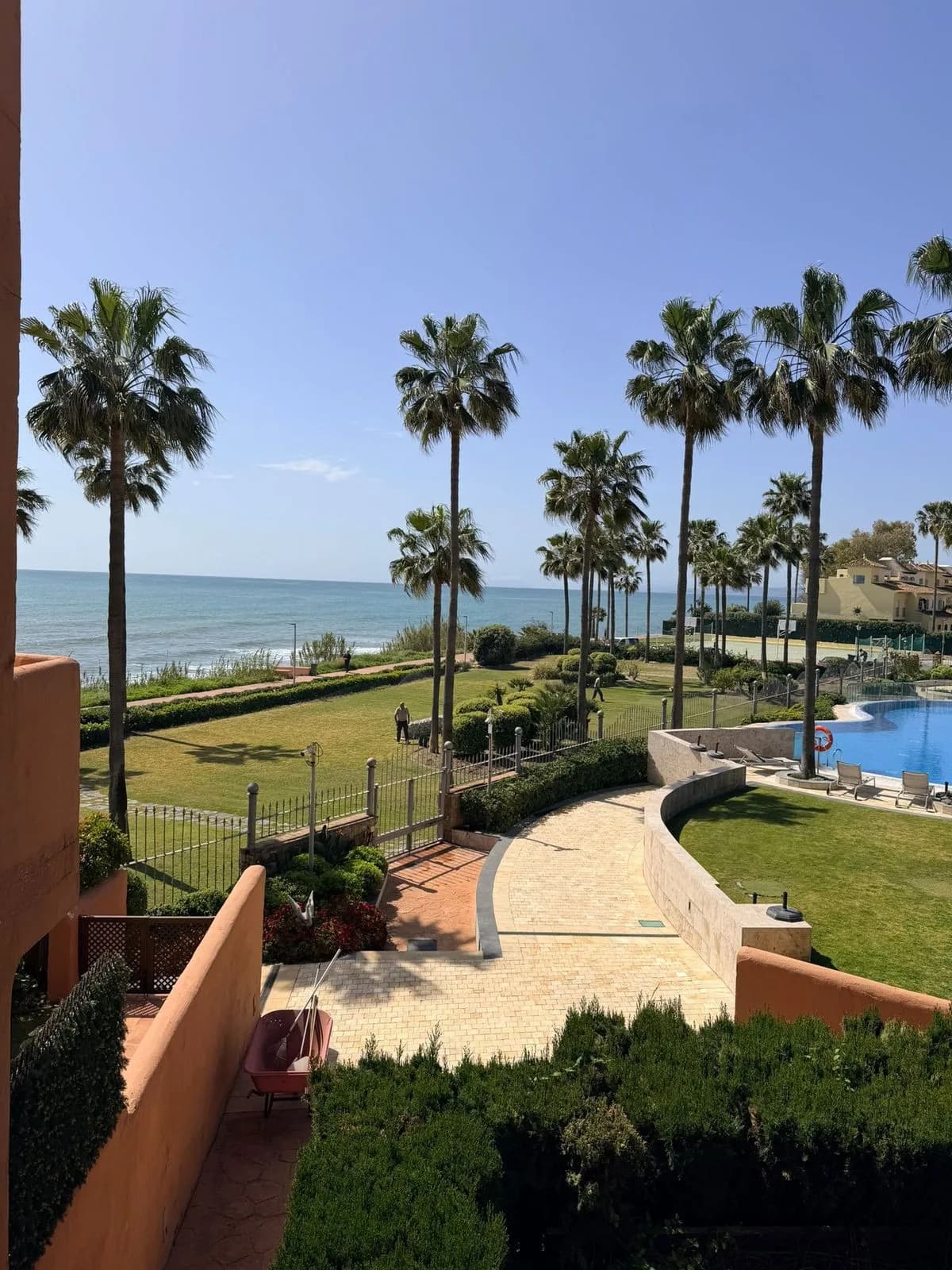 3 Bedroom Middle Floor Apartment for Sale in New Golden Mile, Málaga - Image 3