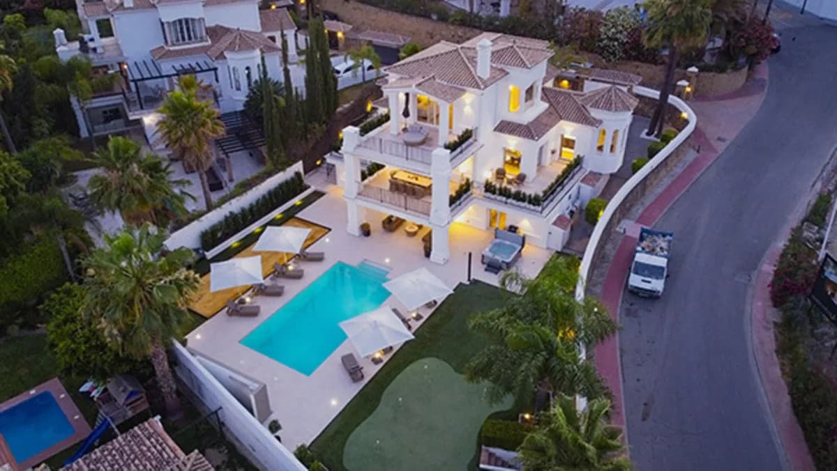 6 Bedroom Detached Villa for Sale in Nueva Andalucía, Málaga - Image 2