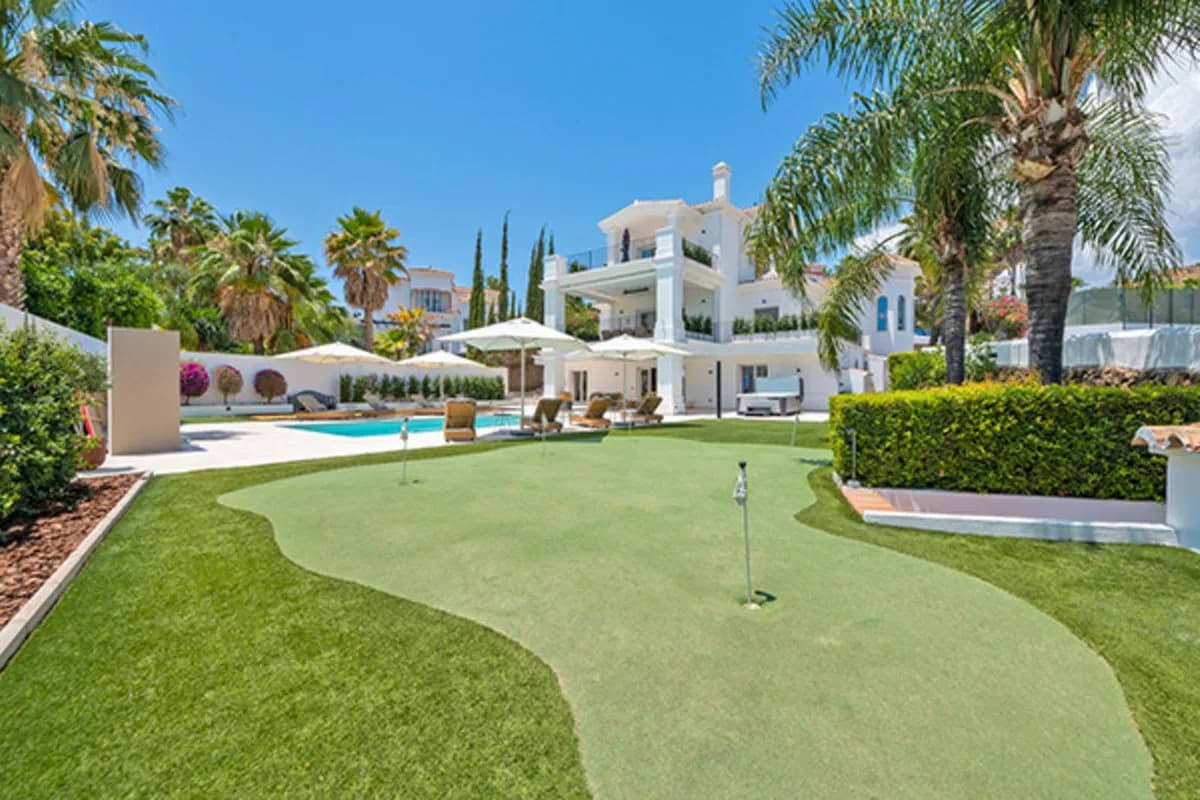 6 Bedroom Detached Villa for Sale in Nueva Andalucía, Málaga - Image 5