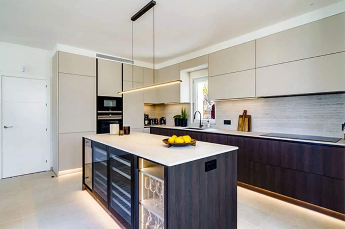 6 Bedroom Detached Villa for Sale in Nueva Andalucía, Málaga - Image 8