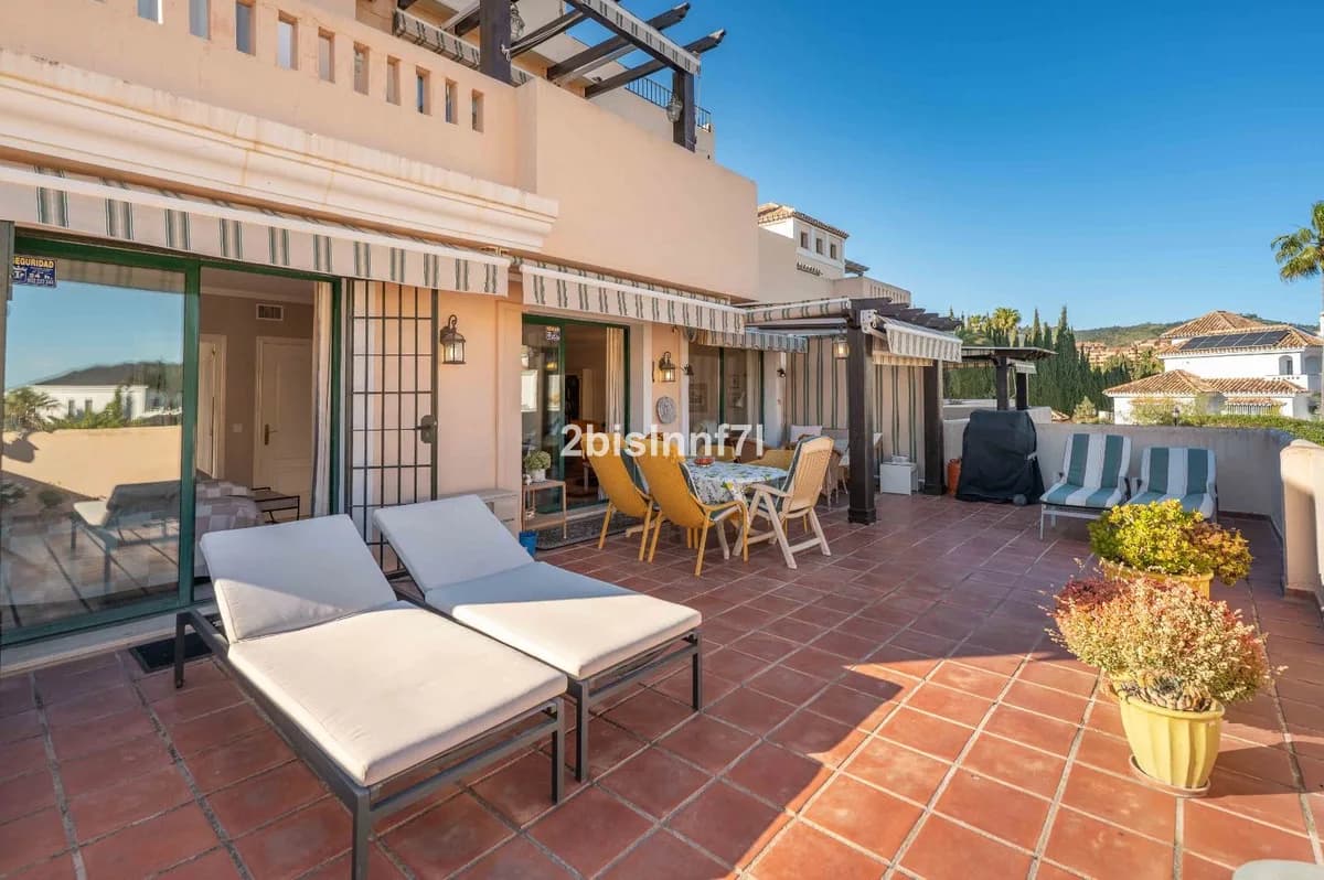3 Bedroom Middle Floor Apartment for Sale in Elviria, Málaga - Image 4