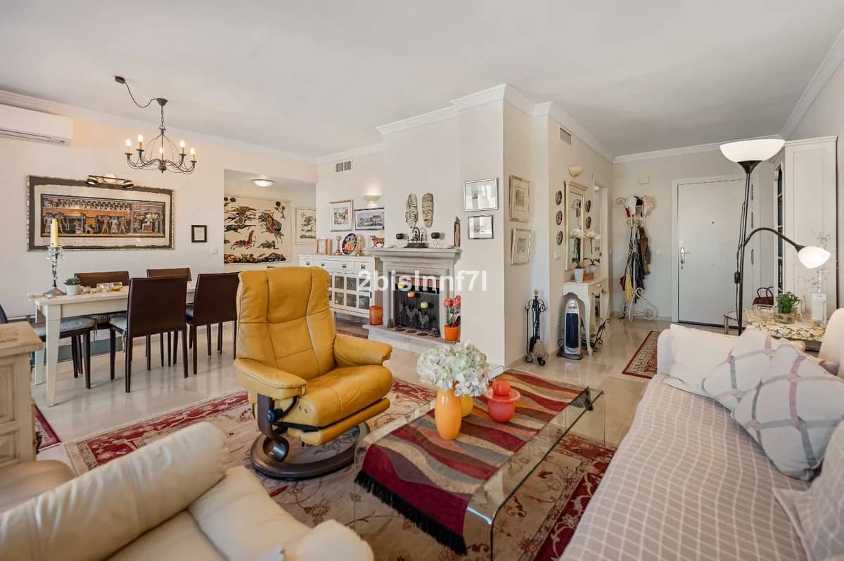 3 Bedroom Middle Floor Apartment for Sale in Elviria, Málaga - Image 6