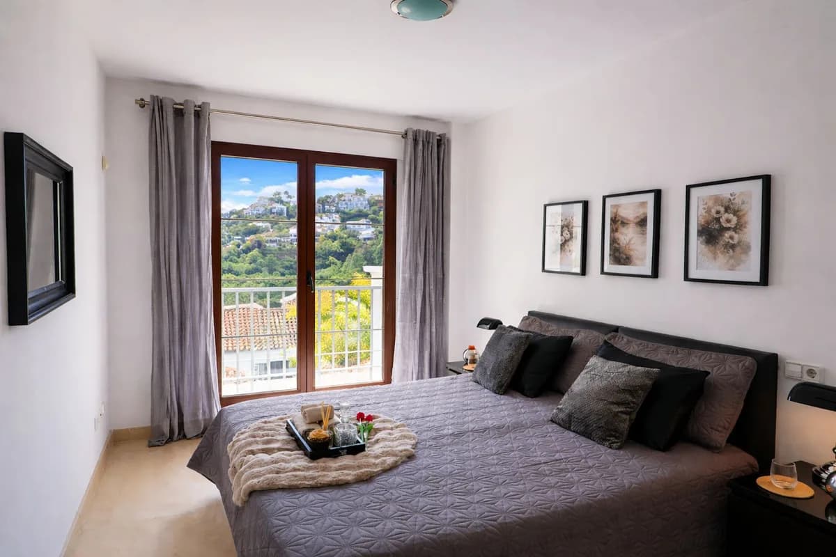 3 Bedroom Middle Floor Apartment for Sale in Los Arqueros, Málaga - Image 9