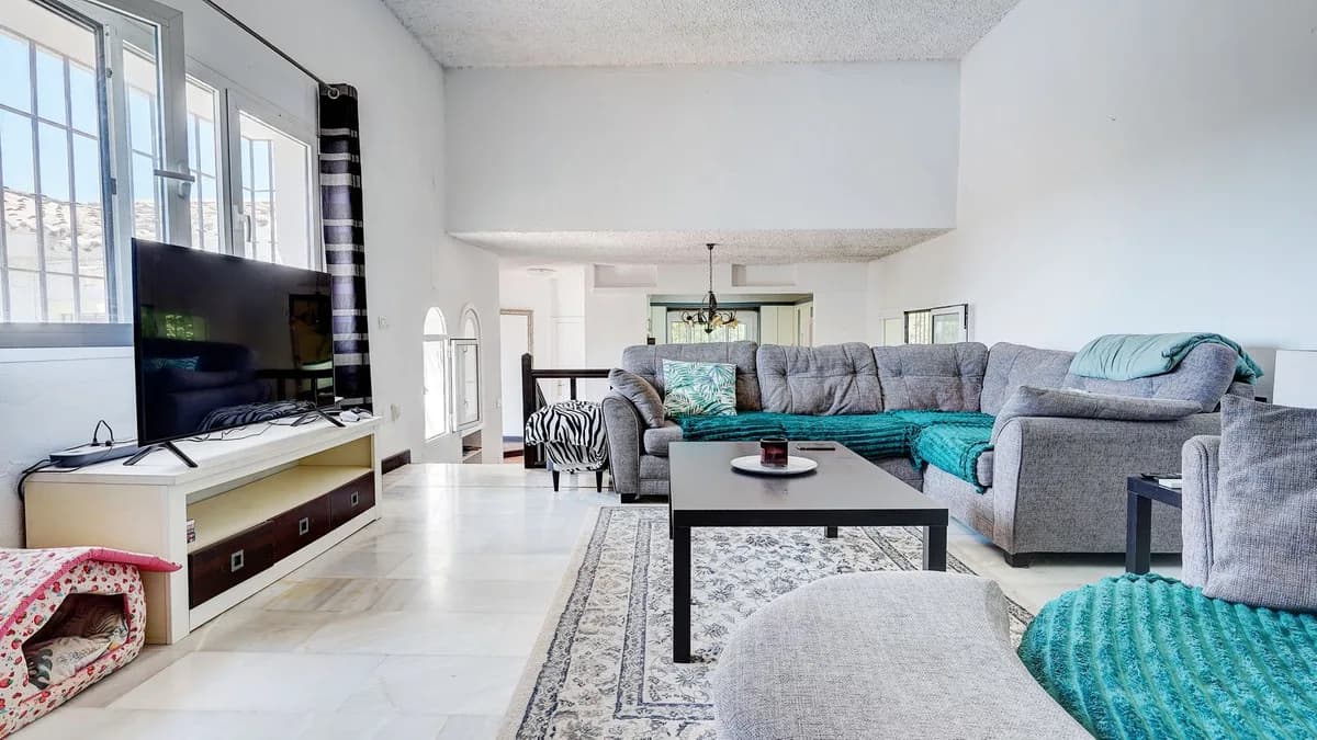 4 Bedroom Detached Villa for Sale in Sierrezuela, Málaga - Image 6
