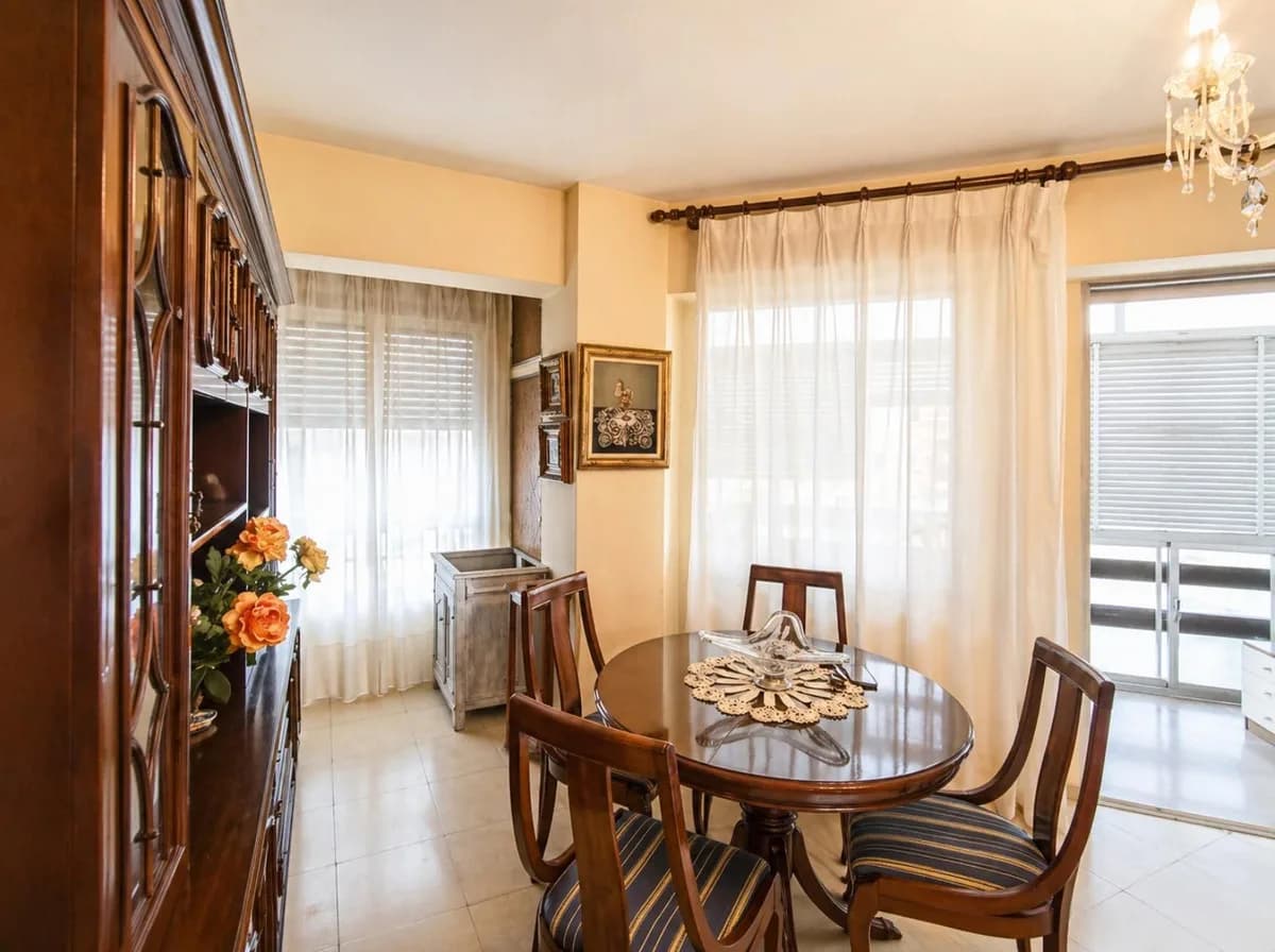 3 Bedroom Middle Floor Apartment for Sale in La Trinidad, Málaga - Image 5