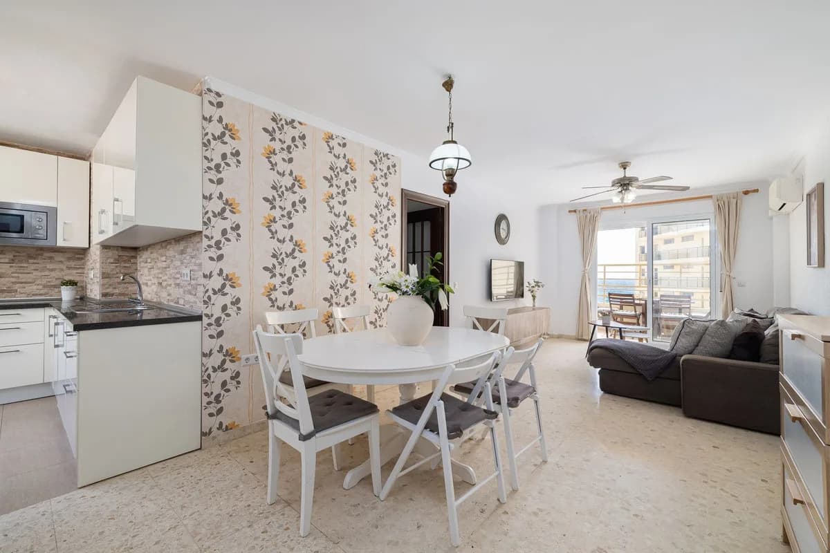 3 Bedroom Middle Floor Apartment for Sale in Benalmadena, Málaga - Image 2