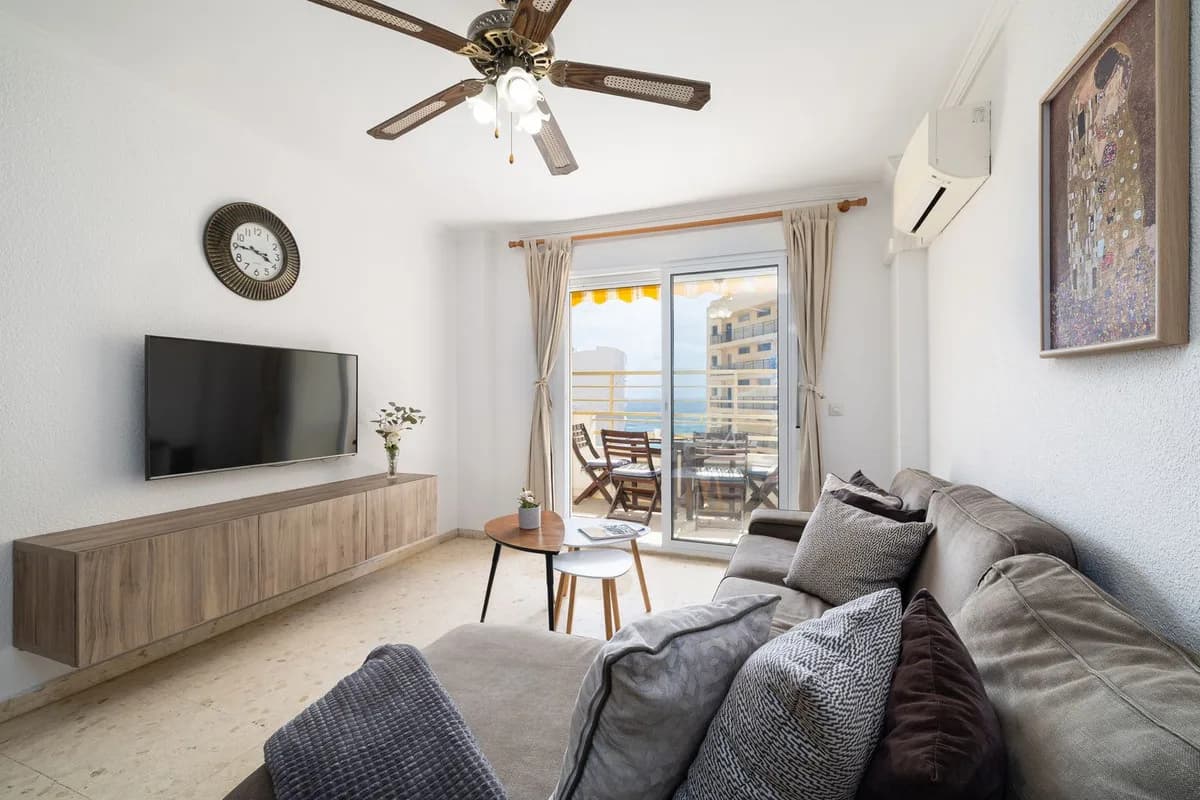 3 Bedroom Middle Floor Apartment for Sale in Benalmadena, Málaga - Image 3