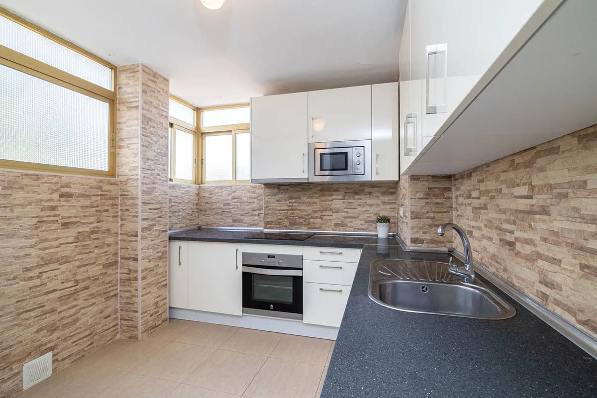 3 Bedroom Middle Floor Apartment for Sale in Benalmadena, Málaga - Image 7