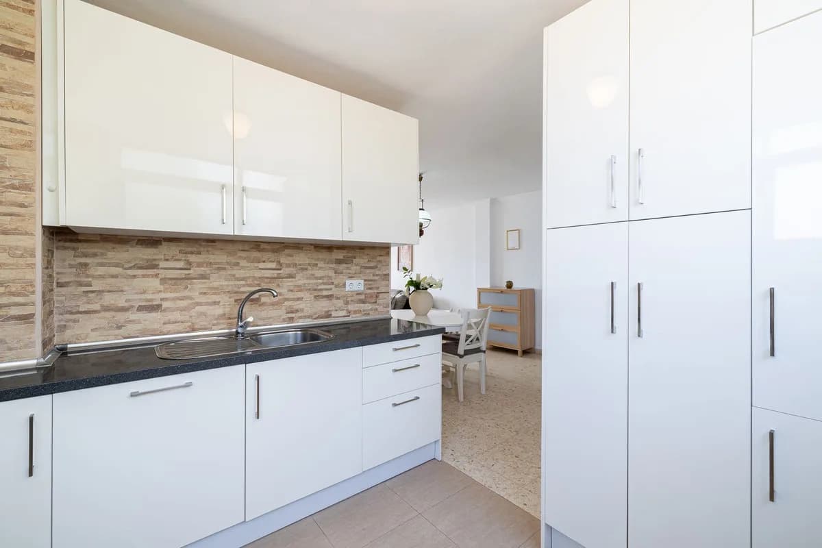 3 Bedroom Middle Floor Apartment for Sale in Benalmadena, Málaga - Image 9