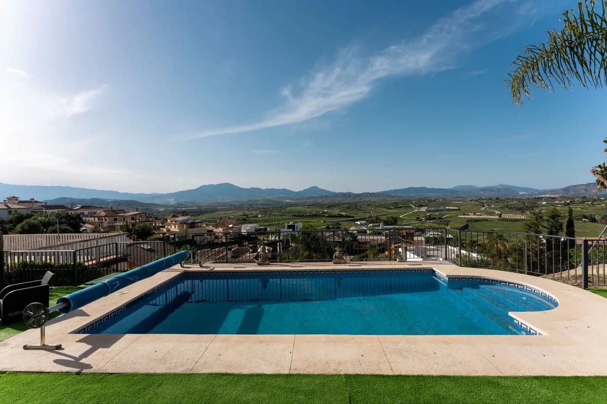5 Bedroom Detached Villa for Sale in Coín, Málaga - Image 3