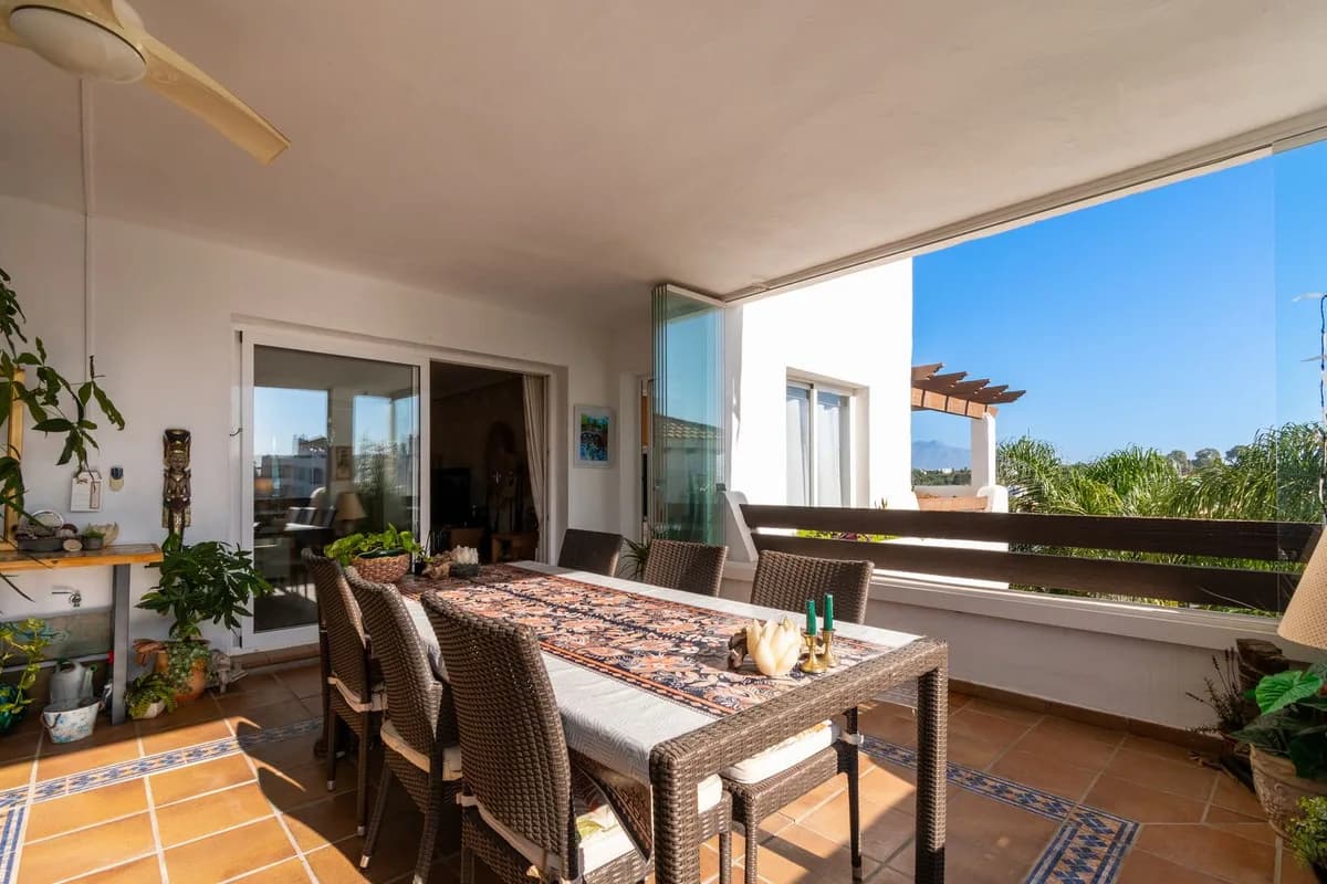 3 Bedroom Middle Floor Apartment for Sale in Estepona, Málaga - Image 3