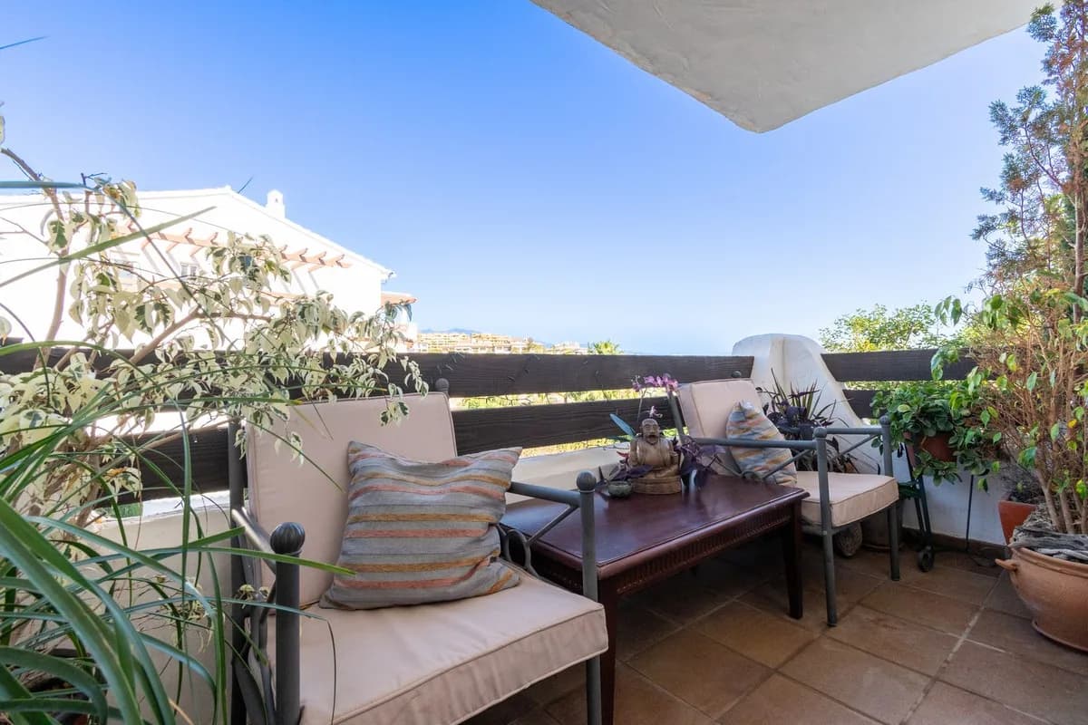 3 Bedroom Middle Floor Apartment for Sale in Estepona, Málaga - Image 8