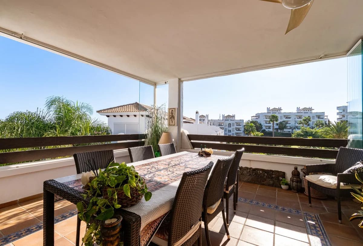 3 Bedroom Middle Floor Apartment for Sale in Estepona, Málaga - Image 9