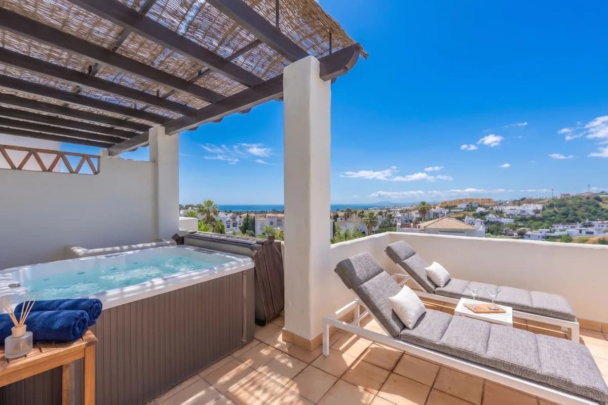 2 Bedroom Penthouse for Sale in Estepona, Málaga
