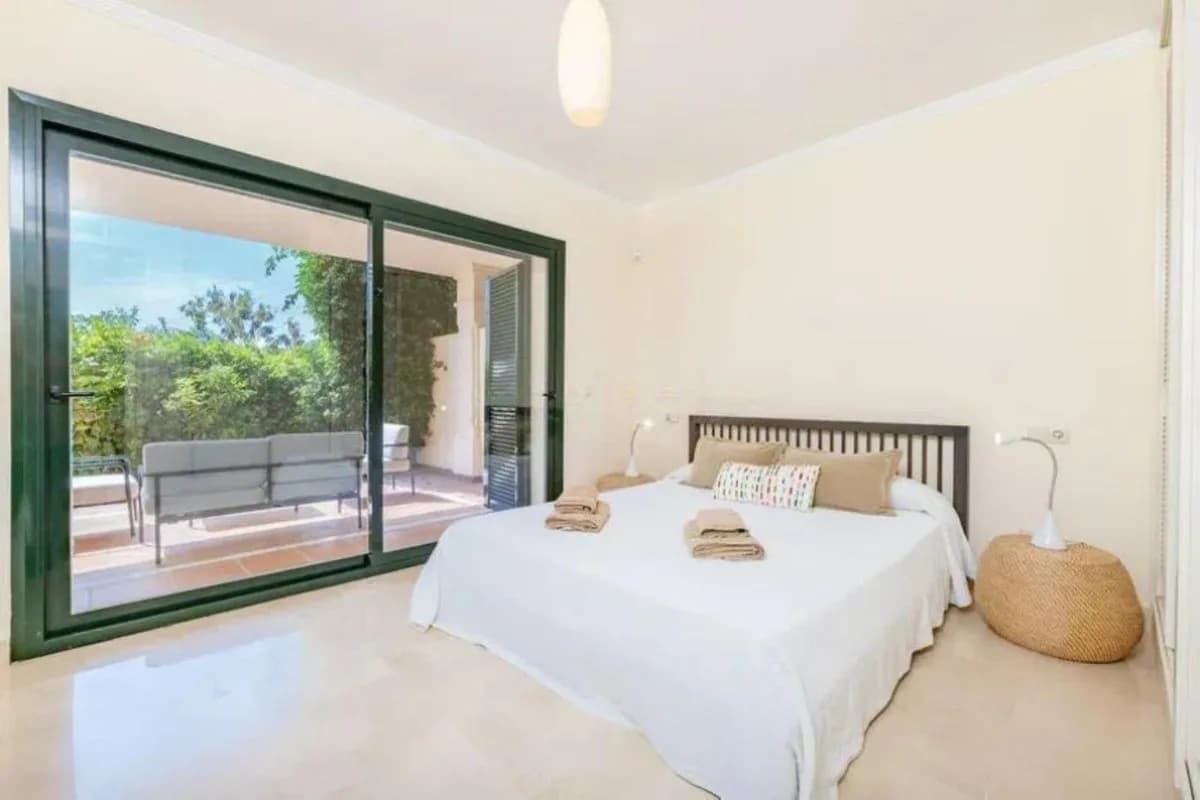 1 Bedroom Middle Floor Apartment for Sale in Marbella, Málaga - Image 2