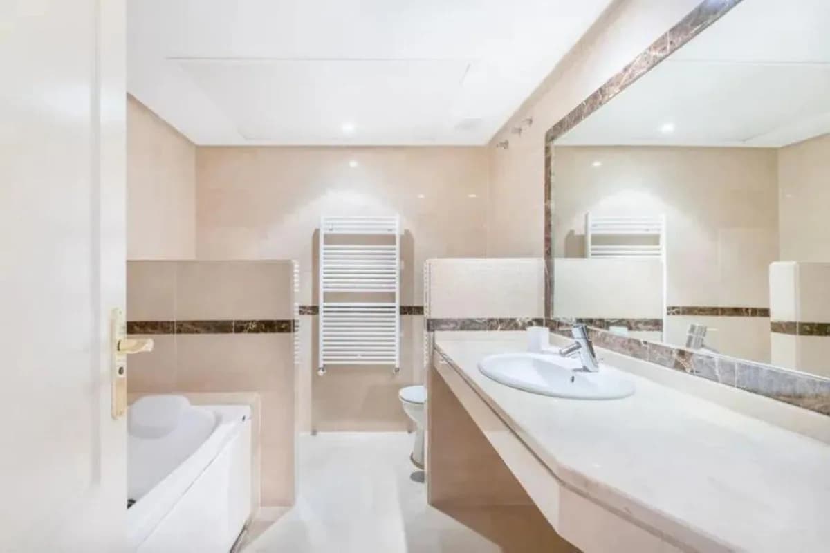 1 Bedroom Middle Floor Apartment for Sale in Marbella, Málaga - Image 3